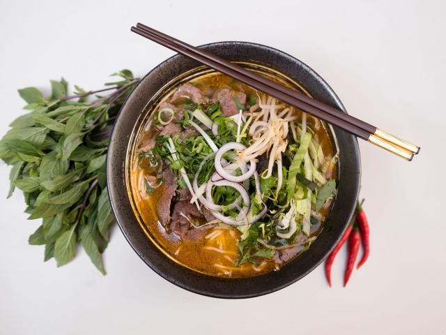 53.  Bun Bo Hue – острый суп с лапшей и говядиной в стиле Хюэ