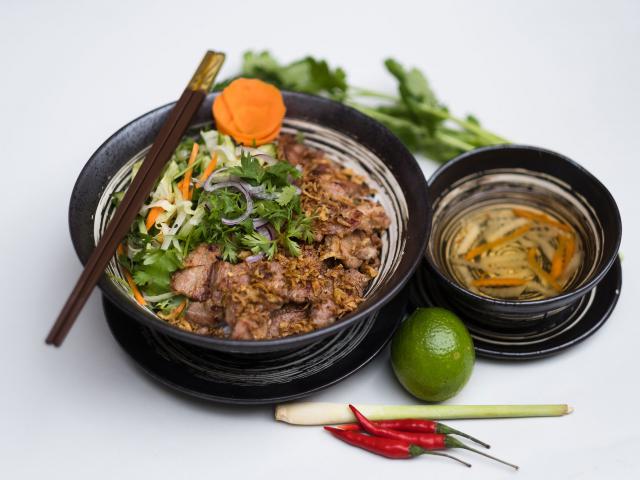 52. Bun cha – рисовая лапша с жареной свининой